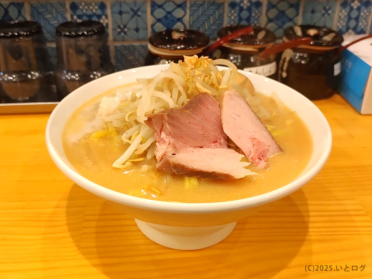 花木流味噌 山梨総本店の看板メニュー。分厚いチャーシューともやしがのった濃厚味噌ラーメンは、山梨 新店舗で注目の一杯。