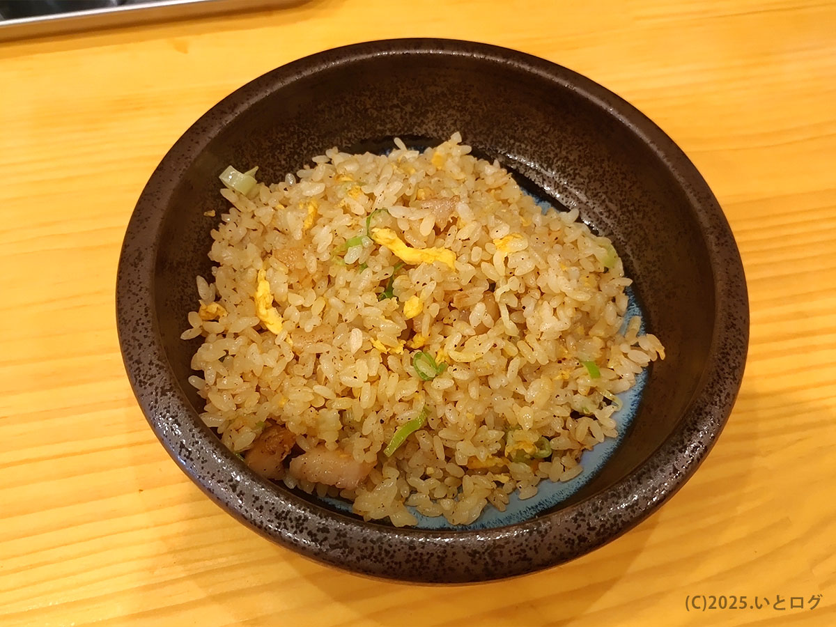花木流味噌 山梨総本店の半チャーハン。シンプルながら香ばしく、ラーメンのお供にぴったりな一皿。