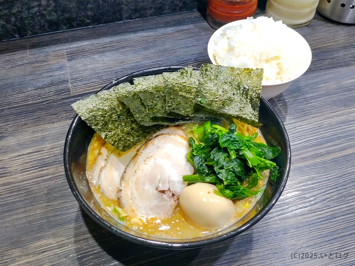 究極汁麺 はねだ家のラーメン。濃厚なスープにチャーシュー、海苔、ほうれん草、味玉がのり、ライスと一緒に提供される一杯（山梨県昭和町）
