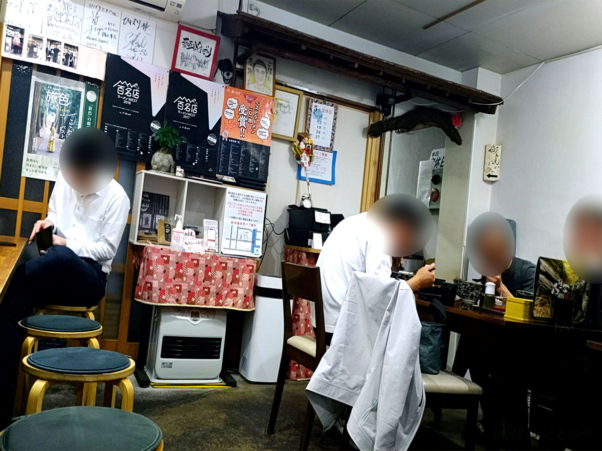 麺屋ひばり 松江店の店内風景。カウンター席やテーブル席があり、地元の人々で賑わうアットホームな雰囲気が漂う。