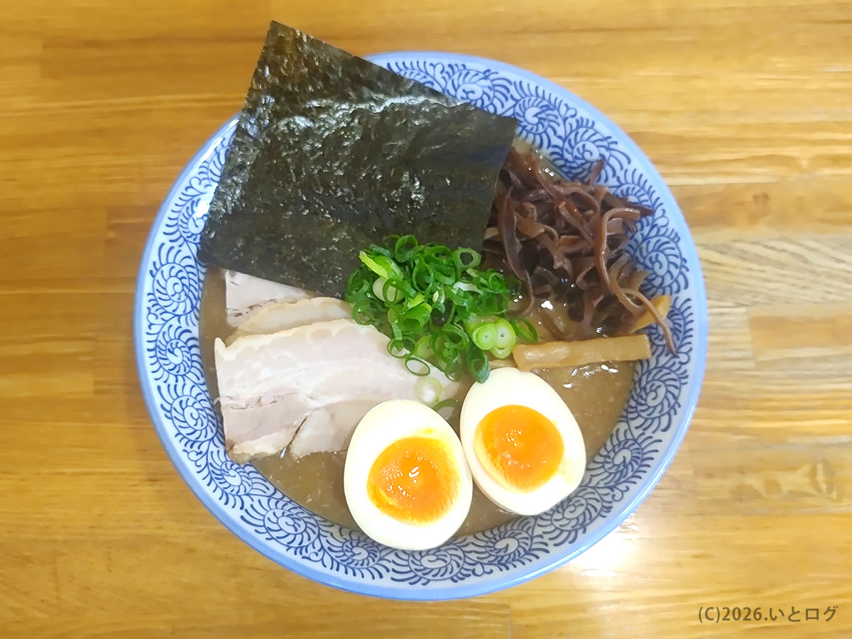 ひかり食堂で提供されるラーメンの全体像とトッピング