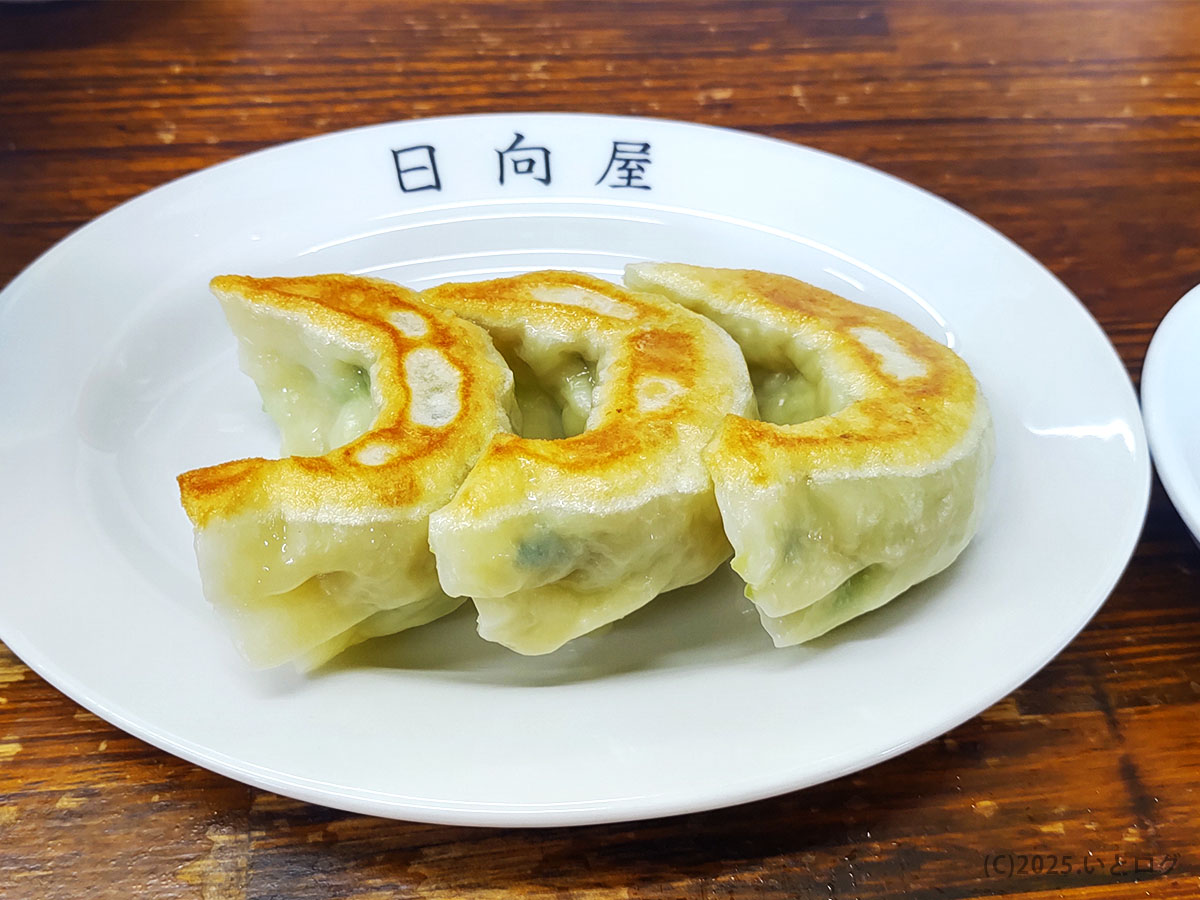 外はパリッ、中はジューシー。月形に並んだ3個餃子が日向屋の皿に美しく映える