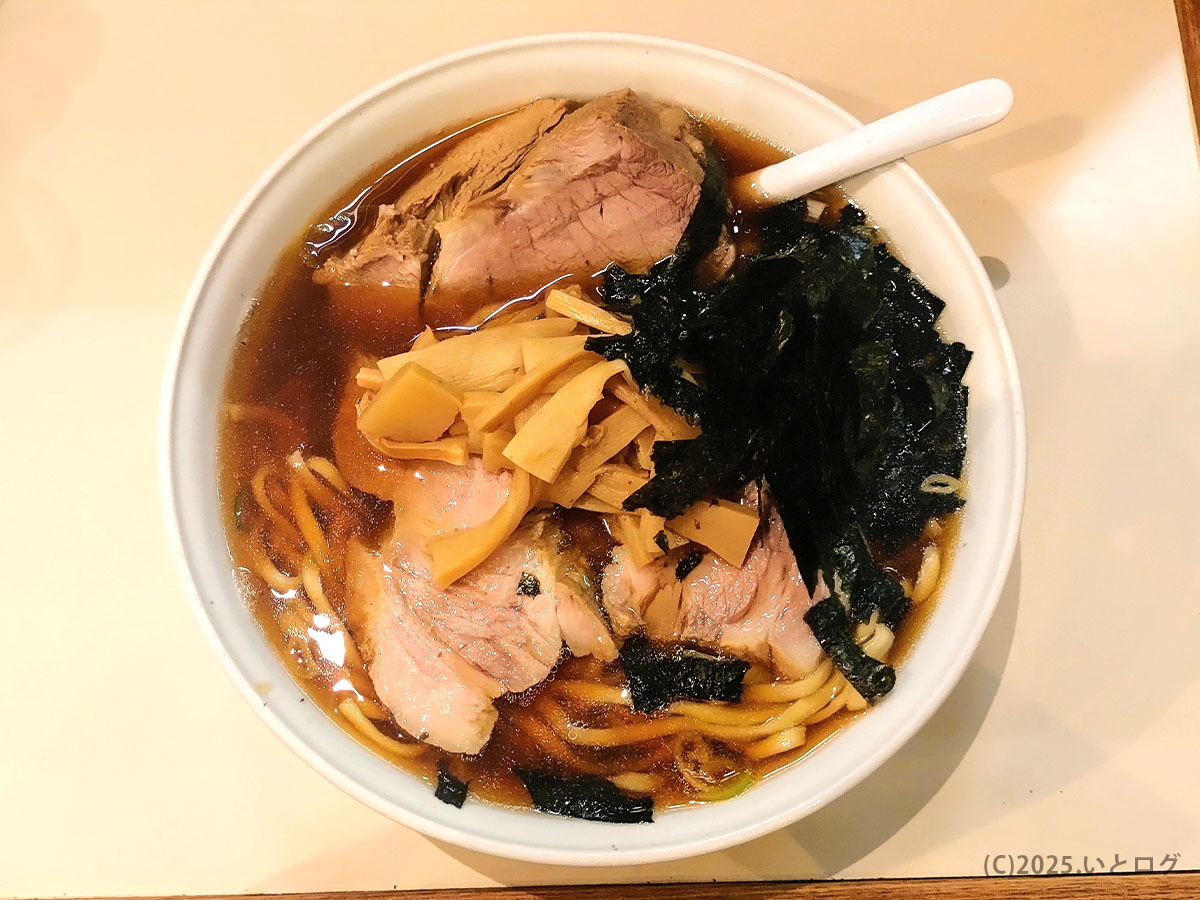 ほりうち 新宿本店のらぁめん全景。チャーシュー、メンマ、海苔がたっぷりのった伝統的な東京醤油ラーメン。