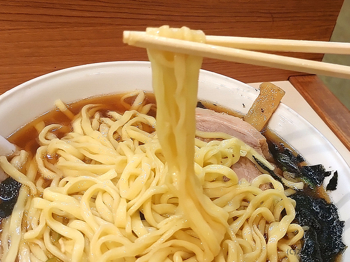 ほりうち 新宿のラーメン麺リフト。太めで縮れた麺量も十分で、食べ応えのある一杯。