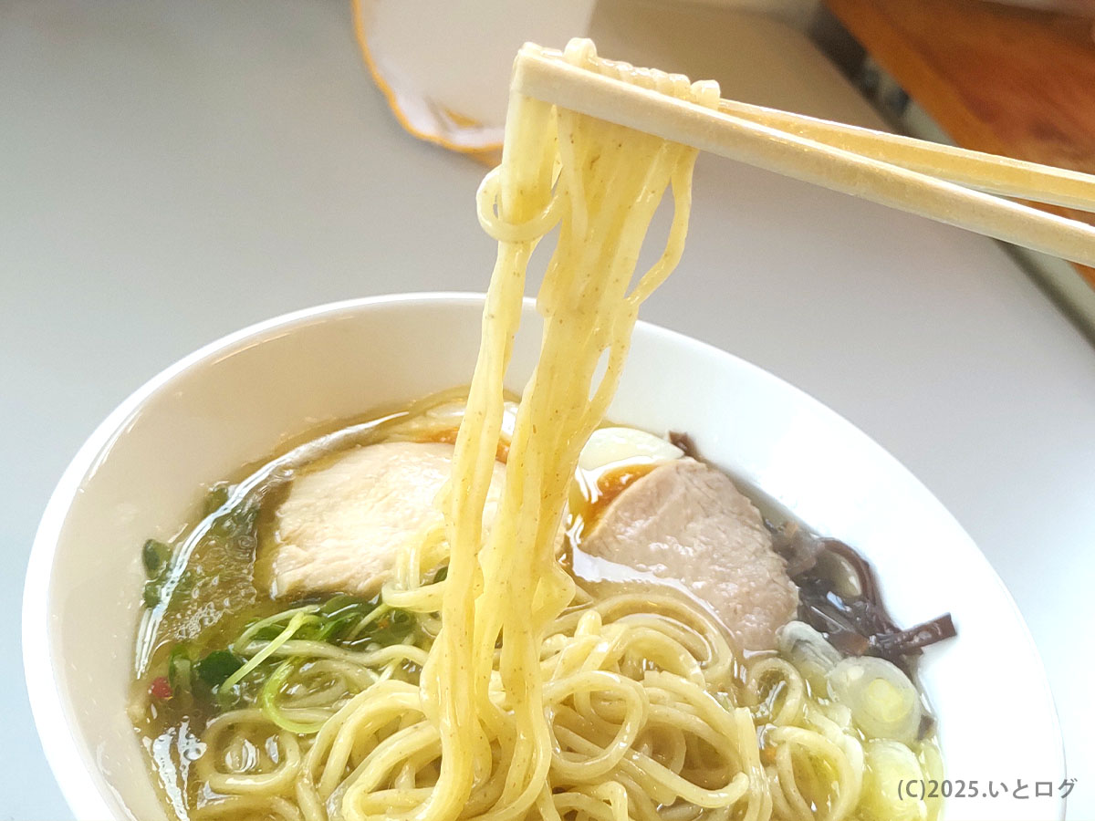 全粒粉入りのストレート麺。