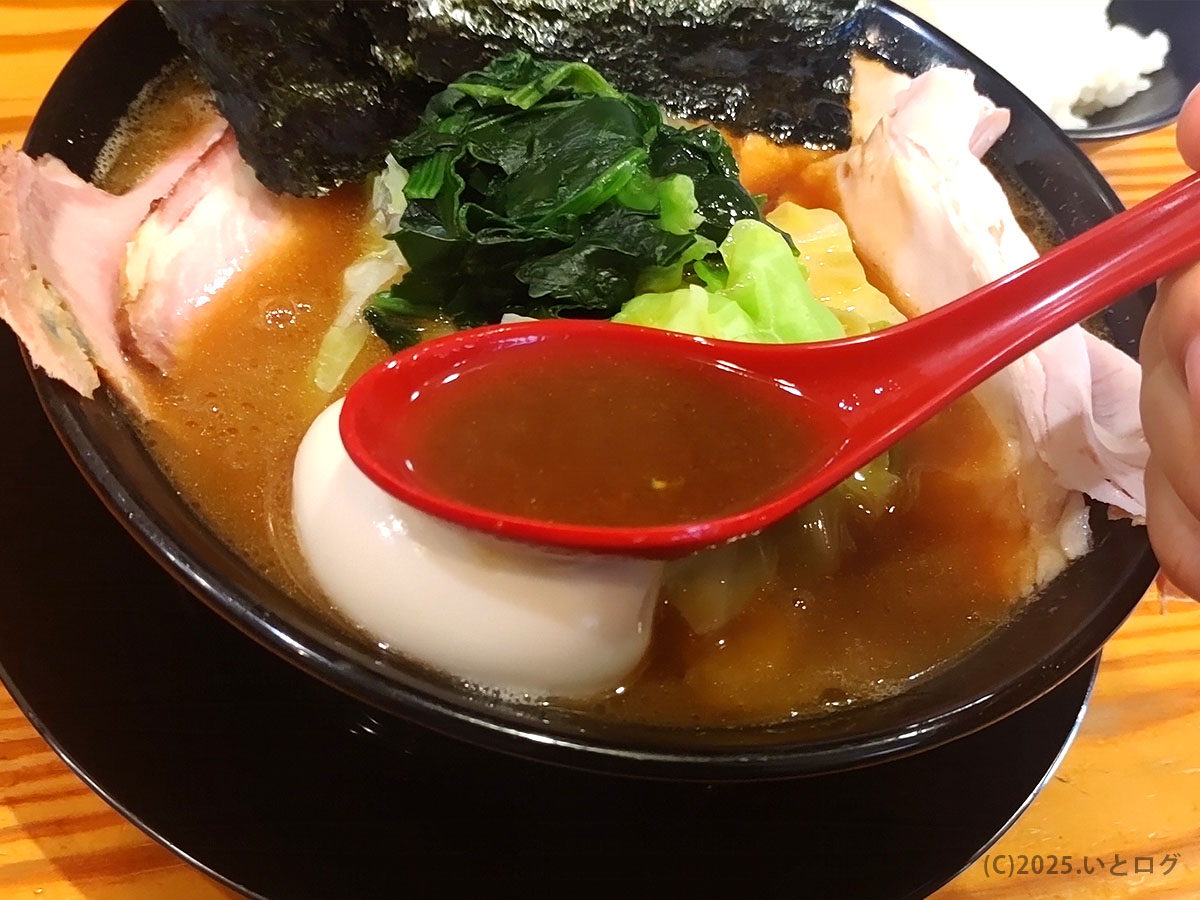 横浜家系ラーメン 伯耆家の濃厚スープをレンゲですくった様子。王道家を彷彿とさせる旨味で、米子 家系ラーメンファンを魅了する。