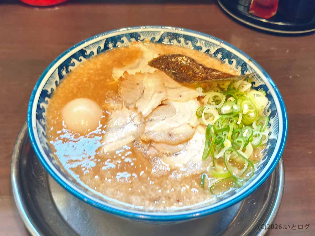 宮崎市の風来軒 加納本店でいただいた煮卵のせ。背脂が浮かぶ濃厚豚骨スープにチャーシュー、煮卵、ネギ、海苔をトッピングした一杯