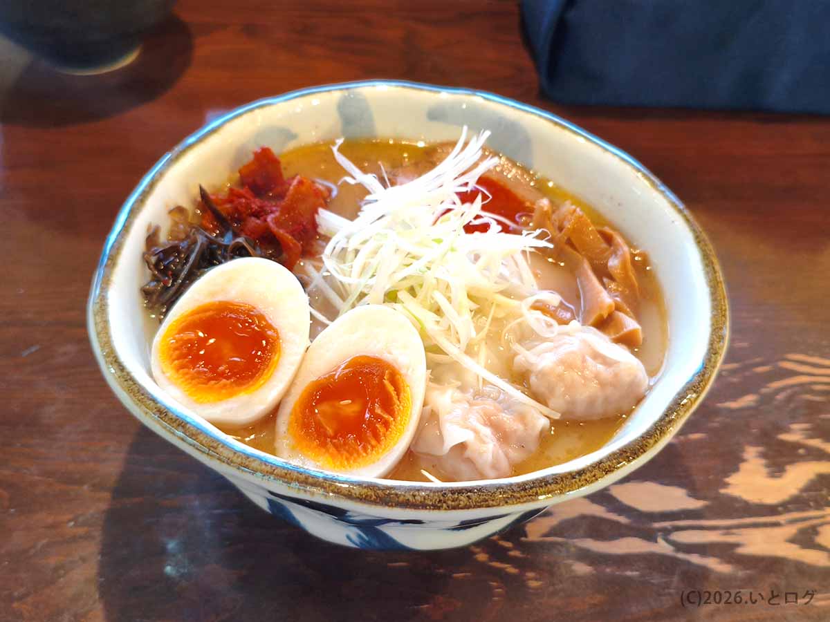 長岡「いち井」の塩ラーメンに海老わんたんや味玉などをトッピングした一杯