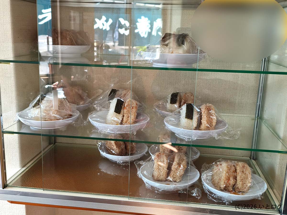 店内ショーケースに並ぶおにぎり。一光軒の持ち帰り利用にも便利