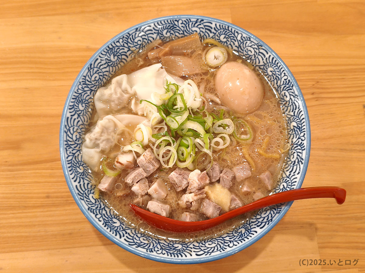 中華そばイッキューのワンタン入り背脂中華そば。角切りチャーシューや味玉がのり、山梨市のラーメンおすすめとして紹介したい一杯。