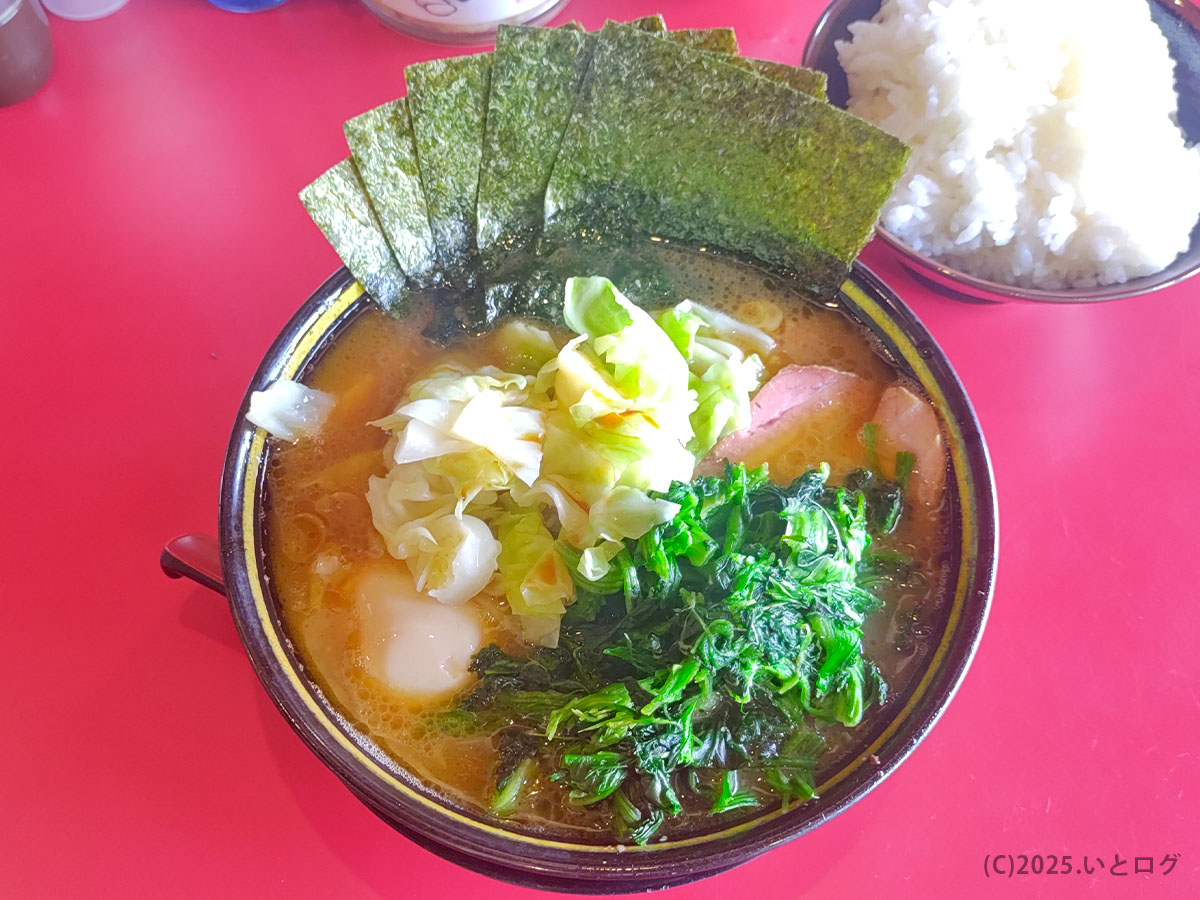 稲葉家（岐阜市）の家系ラーメン。大判海苔、キャベツ、ほうれん草がたっぷりの豪快な一杯。岐阜の行列店として知られる理由が伝わる。