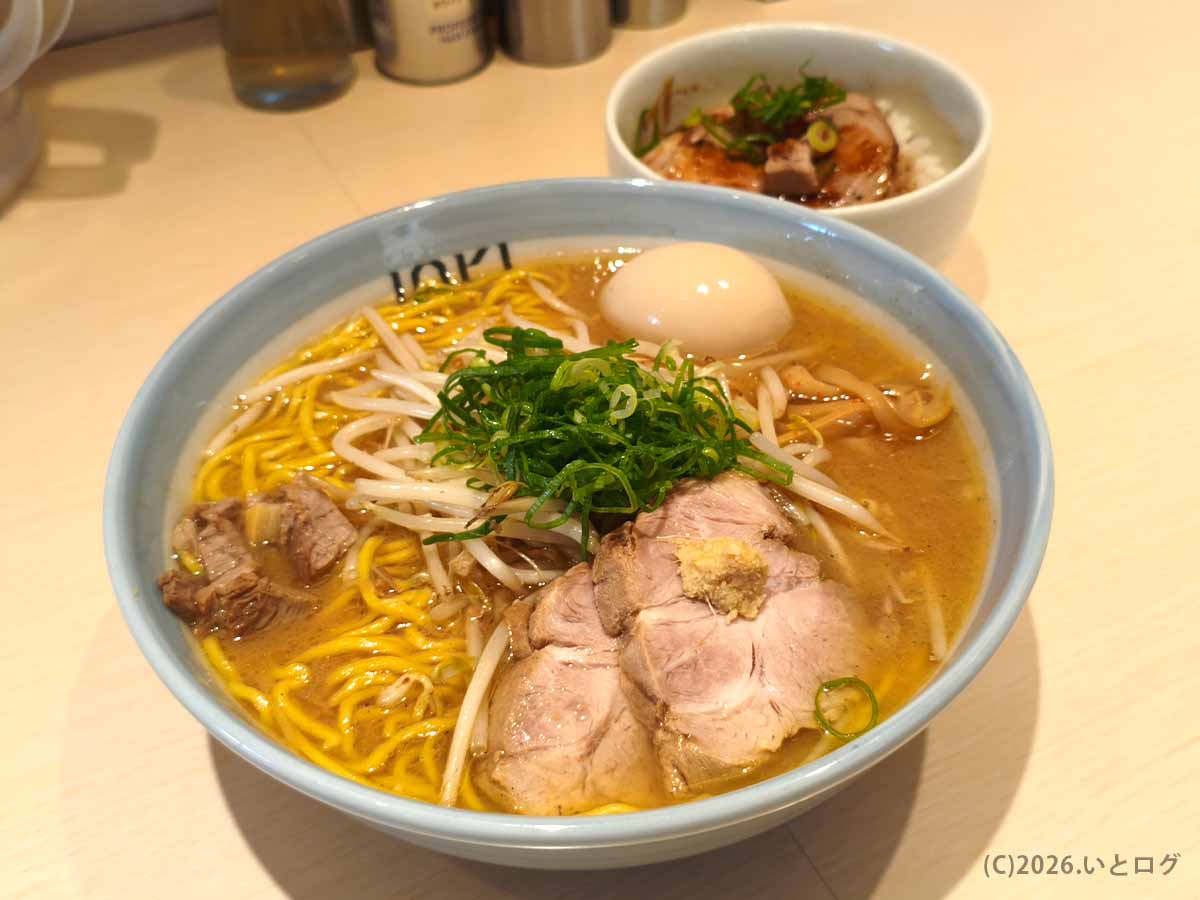 IOrI（イオリ）で注文した味噌ラーメンとチャーシュー丼。味玉を追加した味噌ラーメンにはチャーシュー、もやし、ネギ、メンマが盛られている。