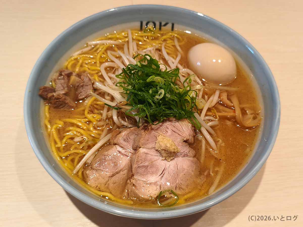 千歳の人気店IOrI|味玉入り味噌ラーメンの全景