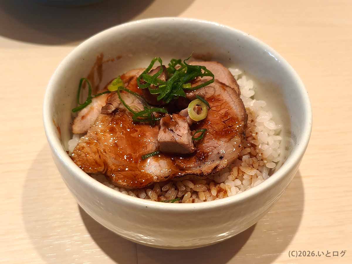 千歳市IOrI(イオリ)のチャーシュー丼。白米の上にタレがかかったチャーシューと刻みネギを盛り付けた人気のご飯物メニュー。