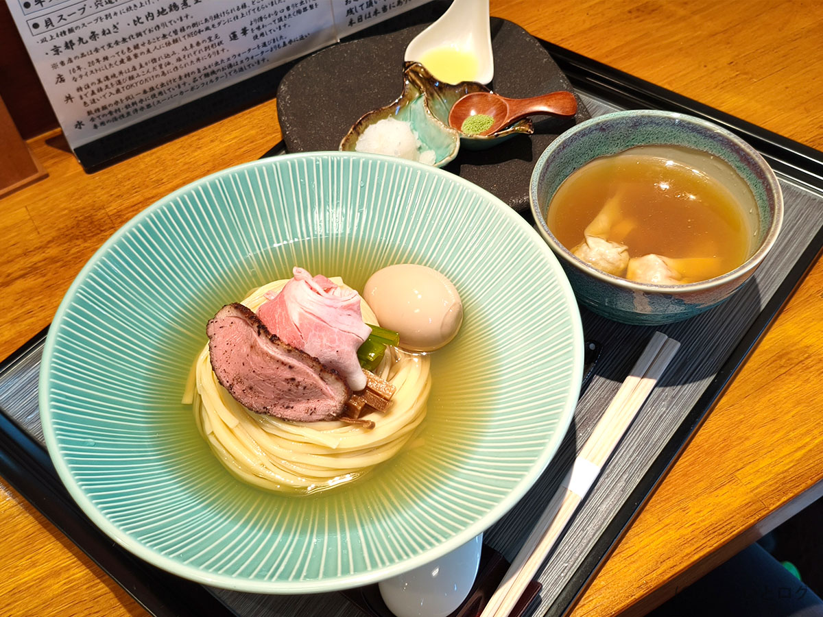 入鹿TOKYO本店の昆布水つけ麺セット。麺、つけ汁、薬味が揃った全体像。