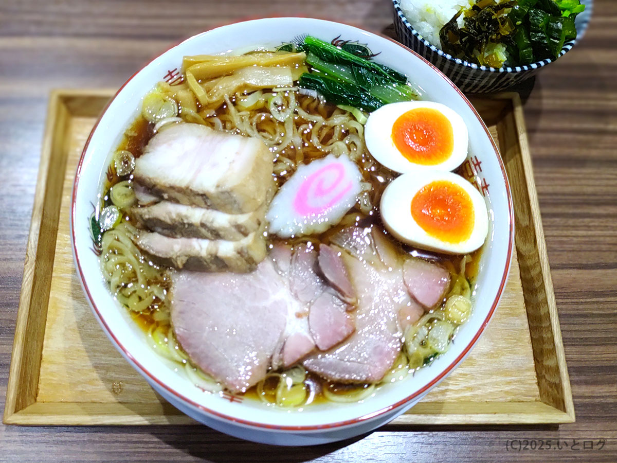 **じんない中華そば（甲府/ラーメン）**を真俯瞰で。三種チャーシューにナルト・味玉・青菜が並ぶ完成形の全景。