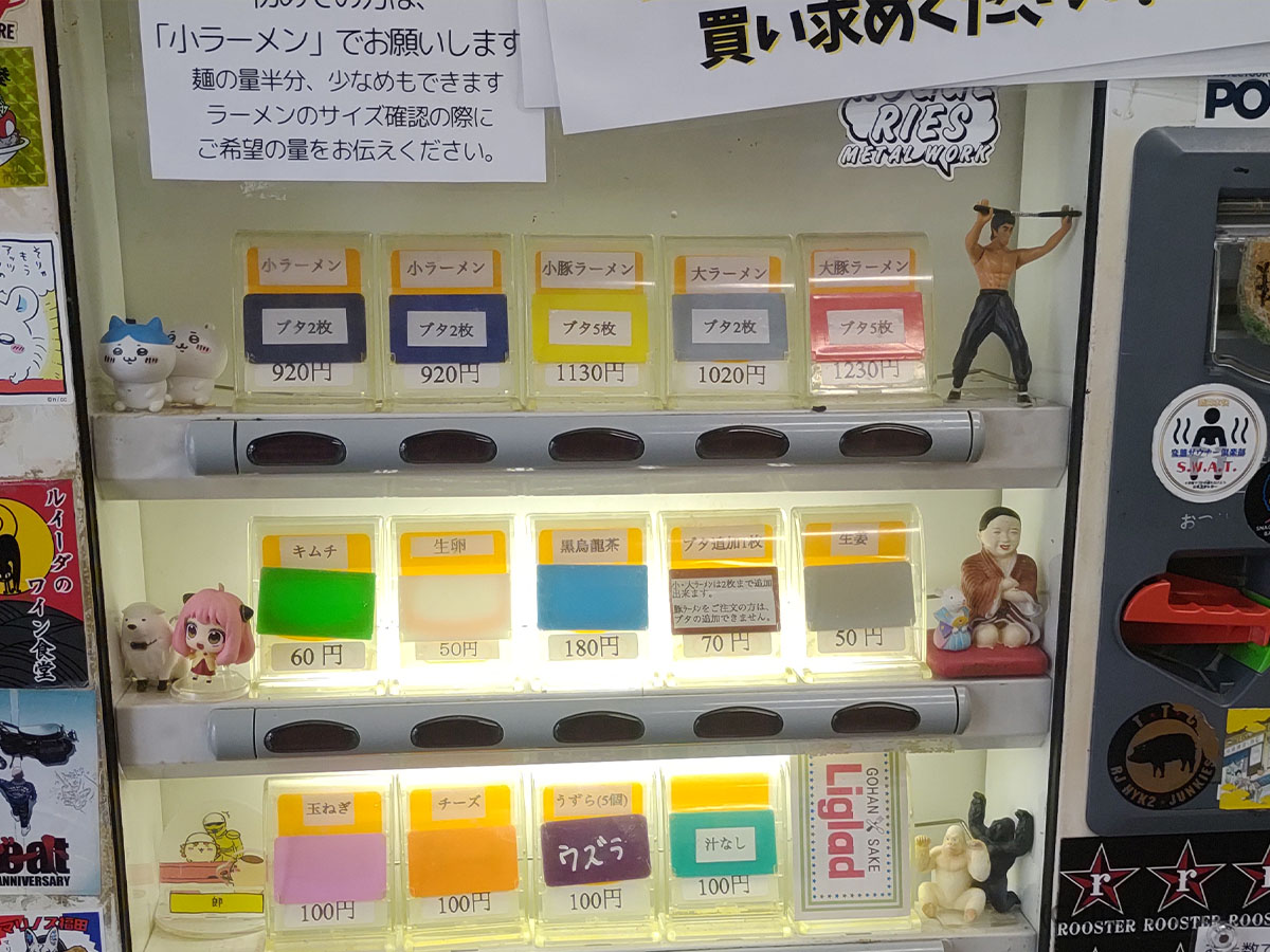 ラーメン二郎仙台店2の食券機。小ラーメンや大ラーメン、汁なし、チーズなどの食券ボタンが並ぶ。二郎 仙台 食券購入時の参考