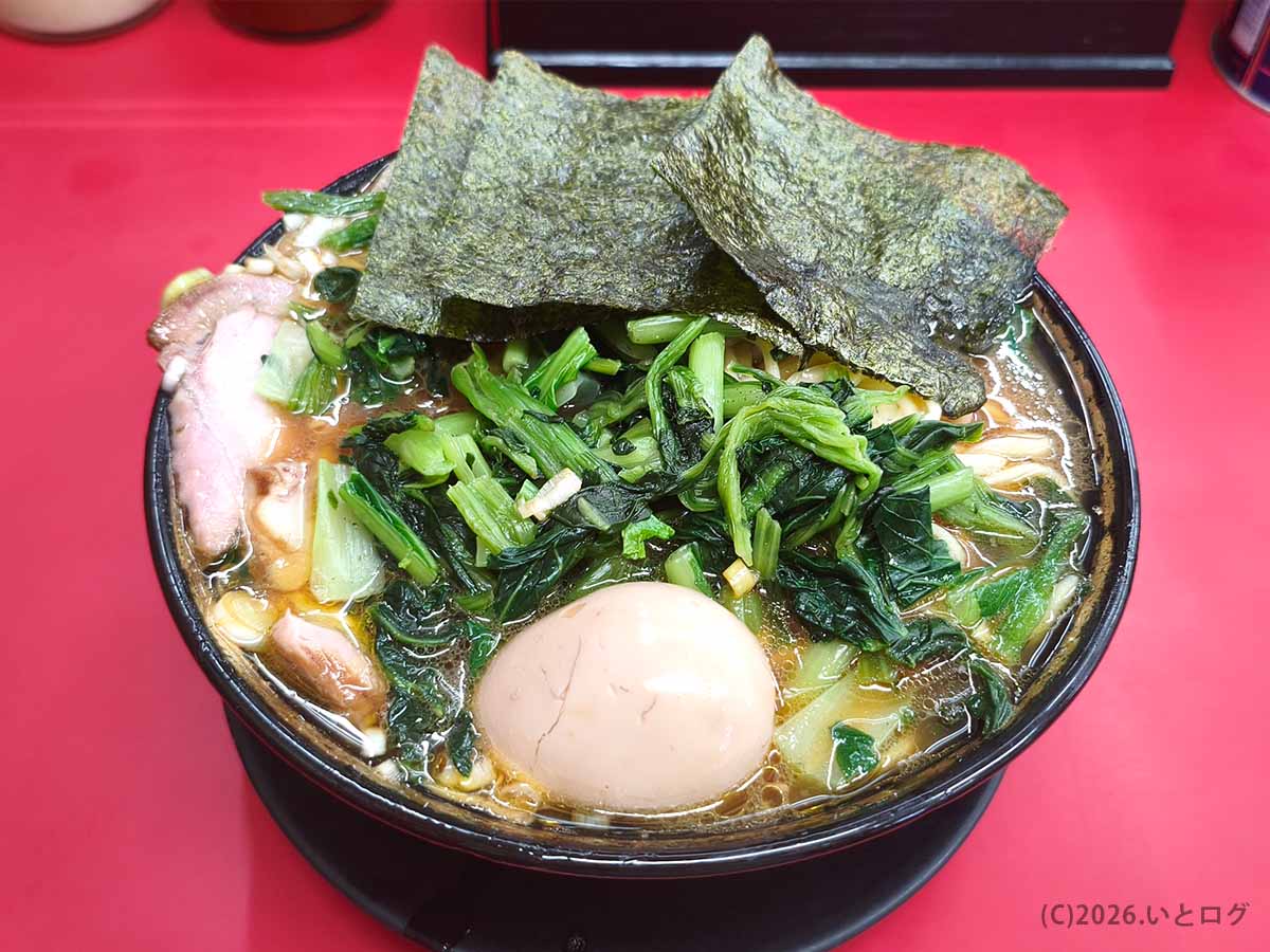 海苔・ほうれん草・チャーシュー・味付玉子を盛った吉村家直系「上越家」の家系ラーメン