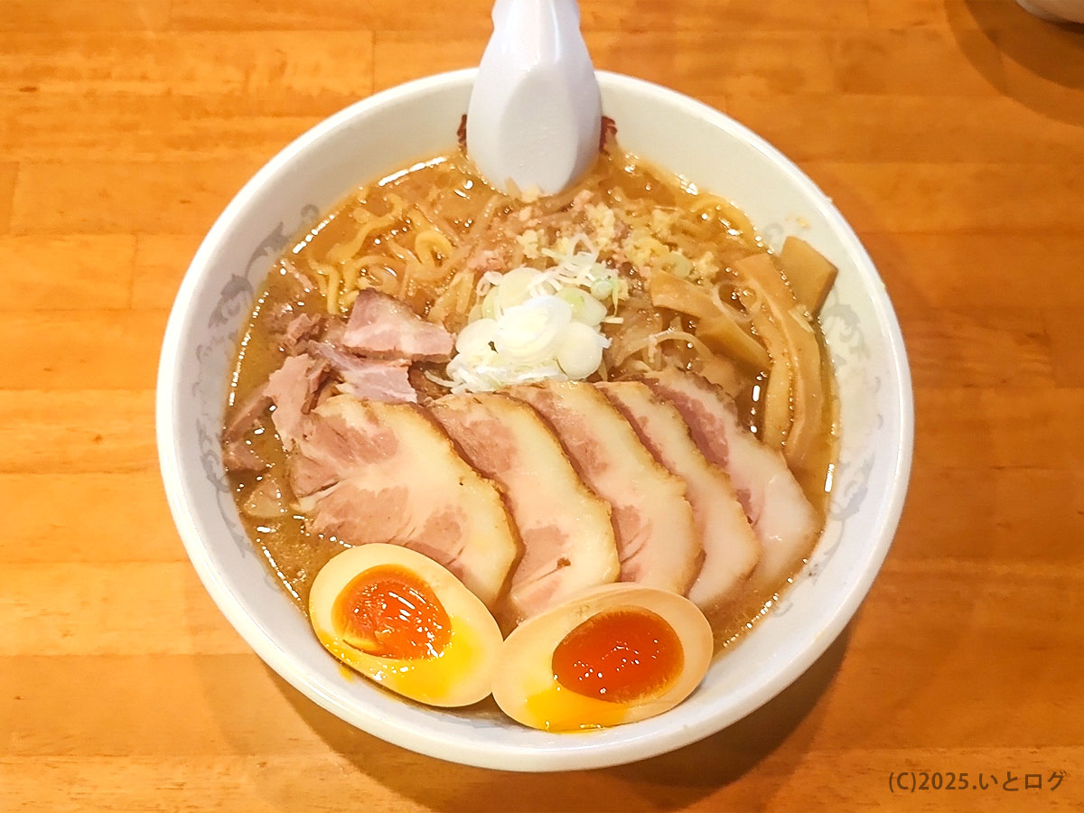 さっぽろ純連 仙台店の人気みそラーメン。厚切りチャーシューと味玉がのり、濃厚な味噌スープと中太ちぢれ麺が特徴の一杯。