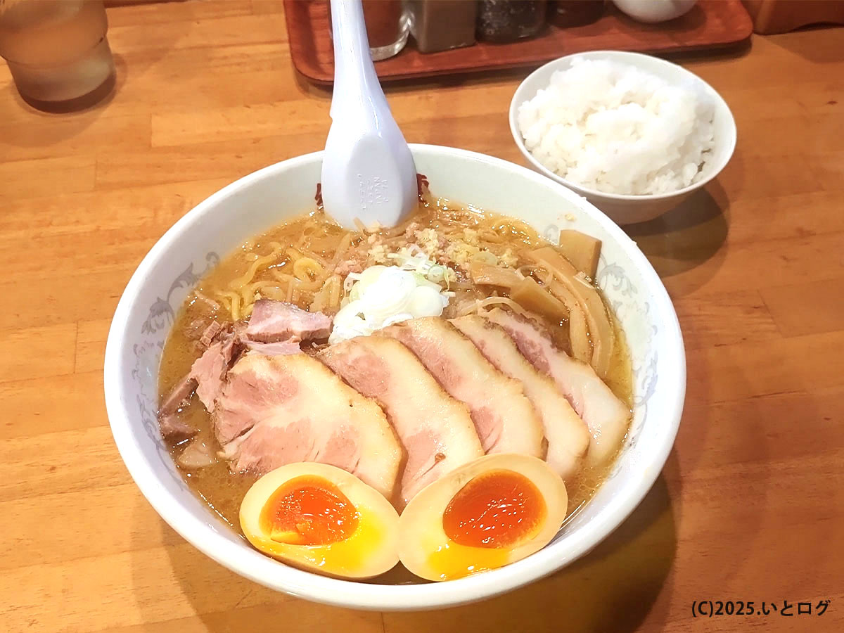 純連 仙台店のみそラーメンとライスのセット。濃厚な味噌スープはご飯との相性が良く、仙台で味噌ラーメンを楽しむ定番スタイル。