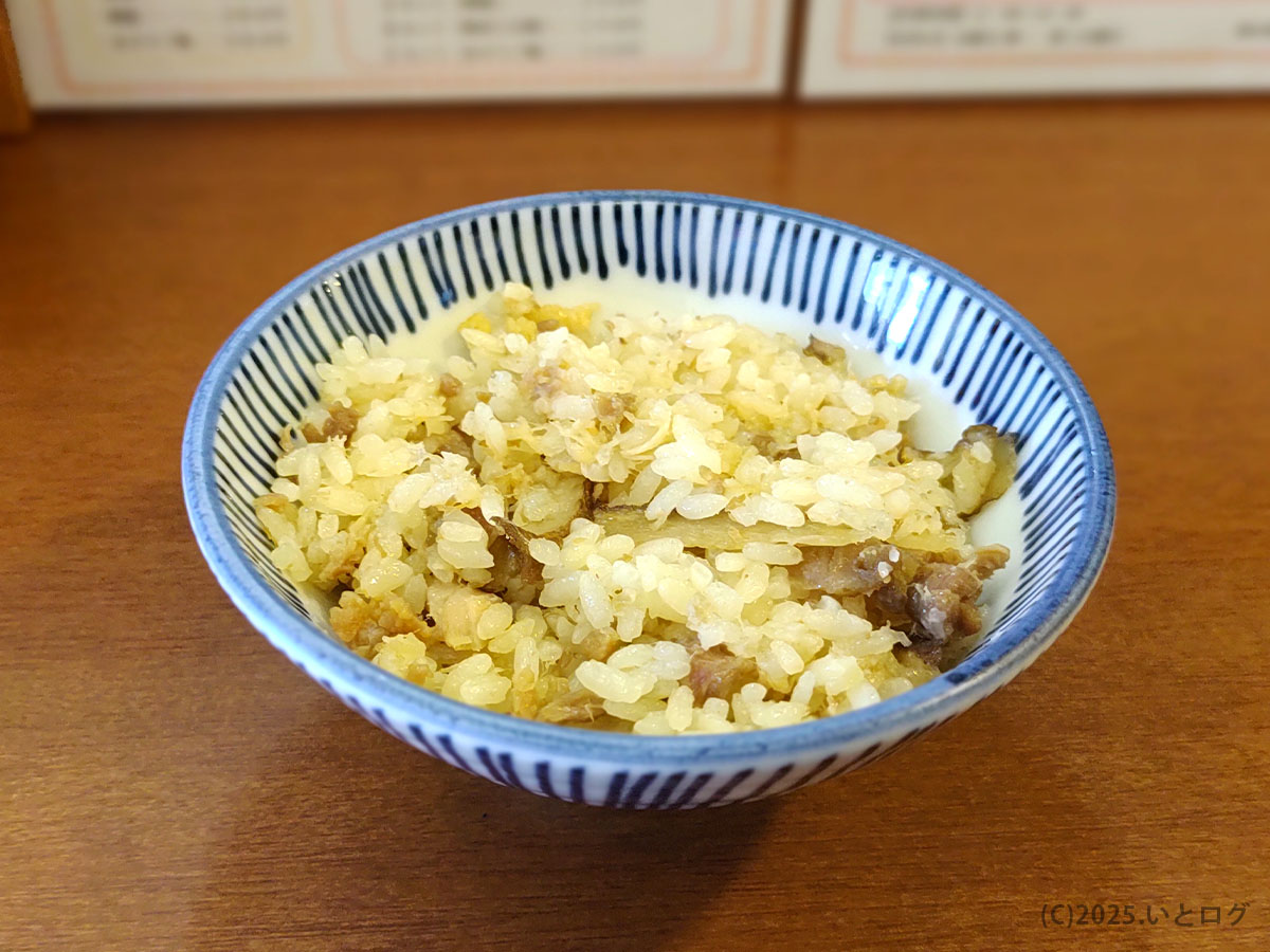 嘉一 国分町店の鶏飯。鶏スープで炊き上げた優しい味わいで、ラーメンとセットにするのが人気。嘉一本店と同じレシピで、仙台らしい上品な旨みが広がる。