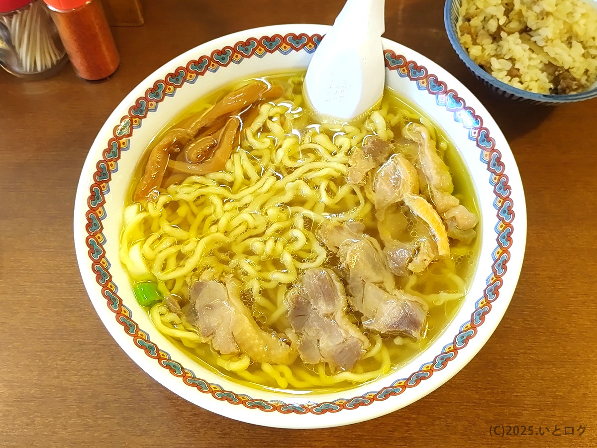仙台の人気ラーメン店「中華そば 嘉一 国分町店」の塩中華そば。黄金色のスープに鶏チャーシューとメンマが浮かぶ。嘉一 秋保の味を受け継ぐ、塩味の中華そばセット。