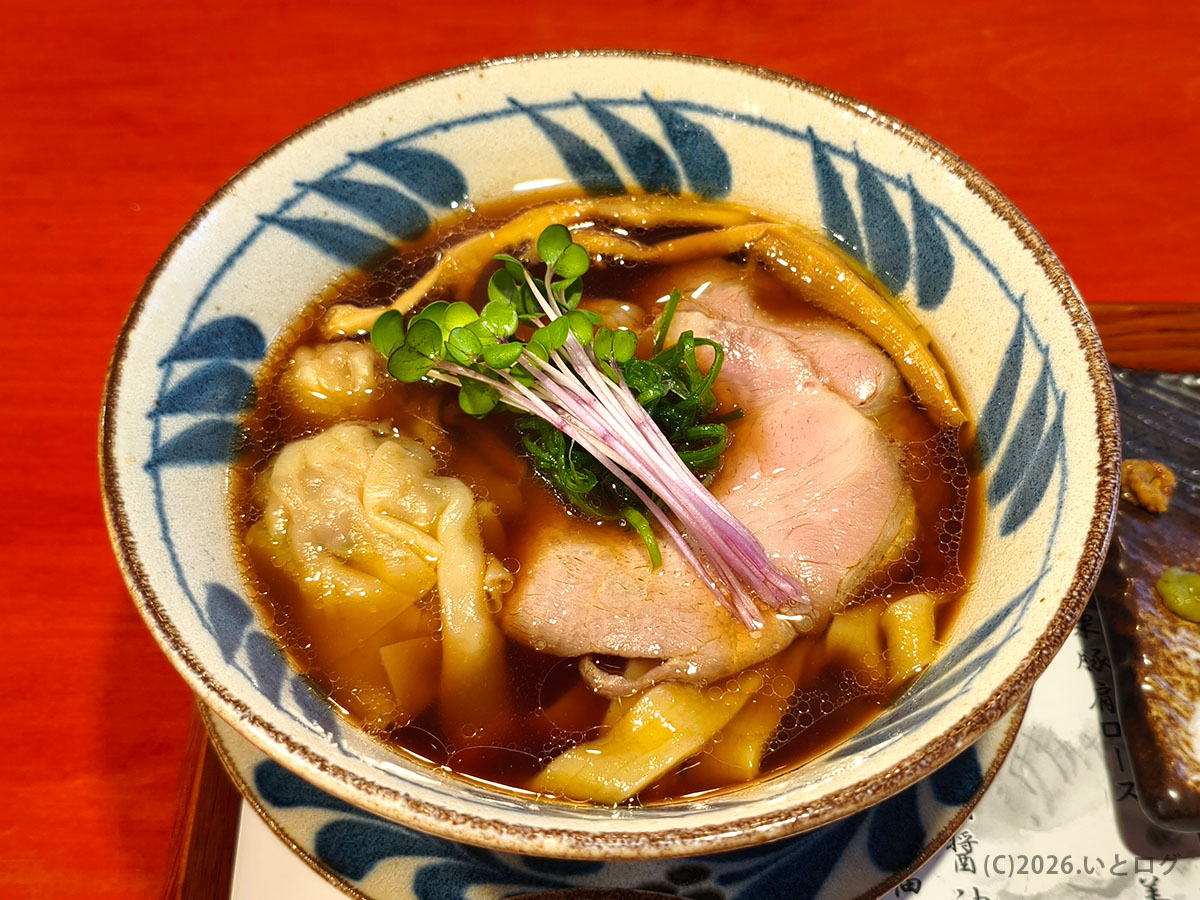 中華そば 鴨福 八王子の中華そばにワンタンと鴨チャーシューがのった一杯