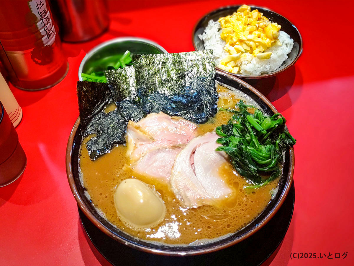 カズ家 大森店の家系ラーメンと卵まぶしご飯のセット。濃厚豚骨醤油スープに海苔・ほうれん草・チャーシューが揃う、王道家系スタイルの一杯。