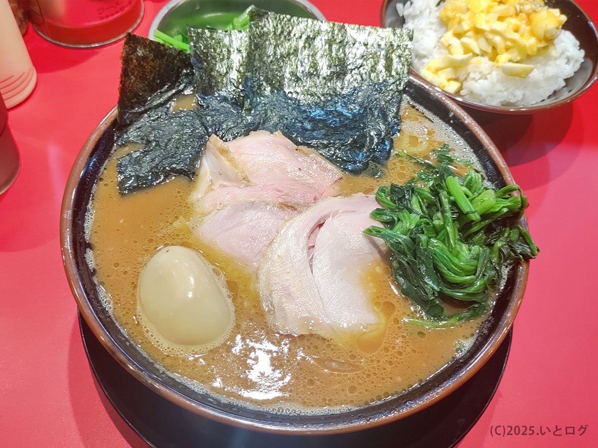 カズ家 大森店のラーメン。濃度のある豚骨醤油スープと海苔、しっとりチャーシュー、ほうれん草が特徴で、品川区の家系ラーメンの中でも人気の高いメニュー。