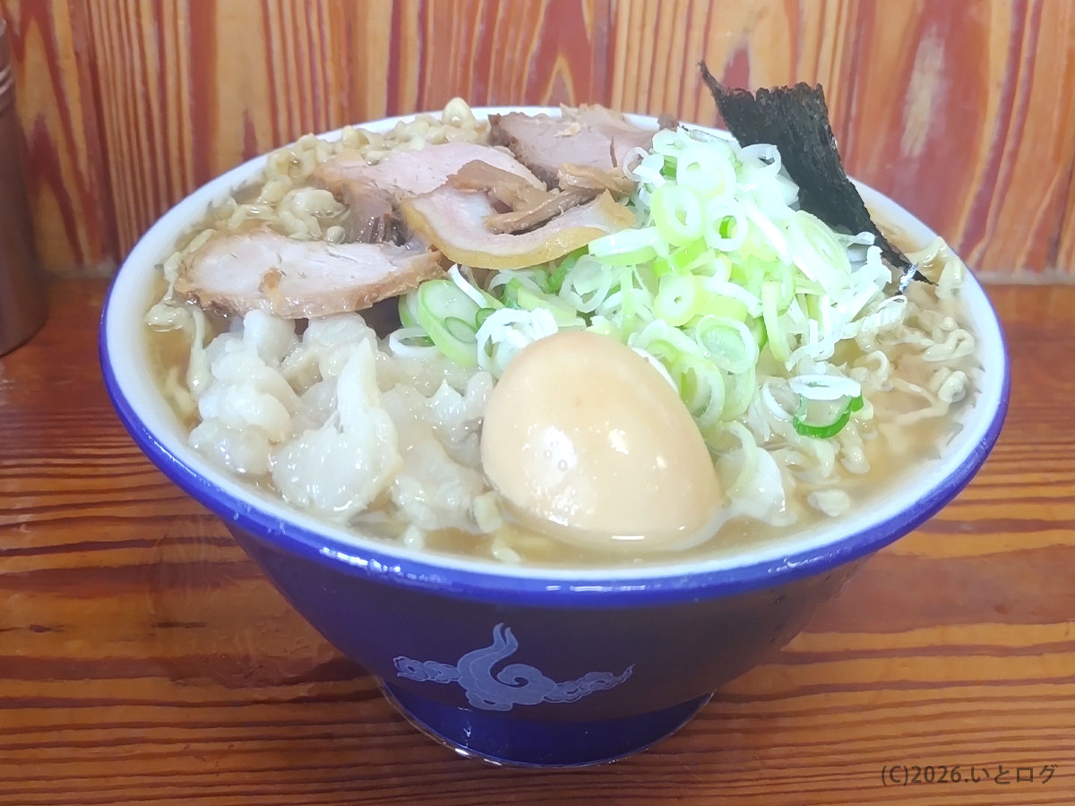 ケンちゃんラーメン 本店のラーメン全体。背脂、ネギ、チャーシューが盛られた酒田グルメの代表格