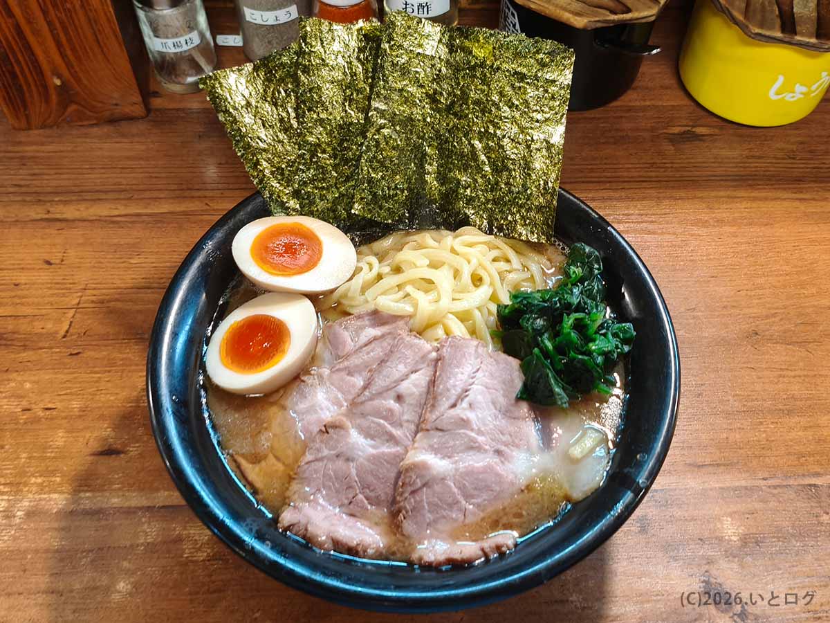 吉祥寺武蔵家 本店の吉祥寺盛りラーメンとライス。チャーシュー、味付玉子、海苔、ほうれん草を盛った一杯と白飯が並ぶ