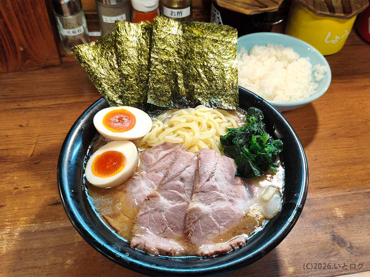 吉祥寺武蔵家 本店の吉祥寺盛りラーメンとライス。チャーシュー、味付玉子、海苔、ほうれん草を盛った一杯と白飯が並ぶ
