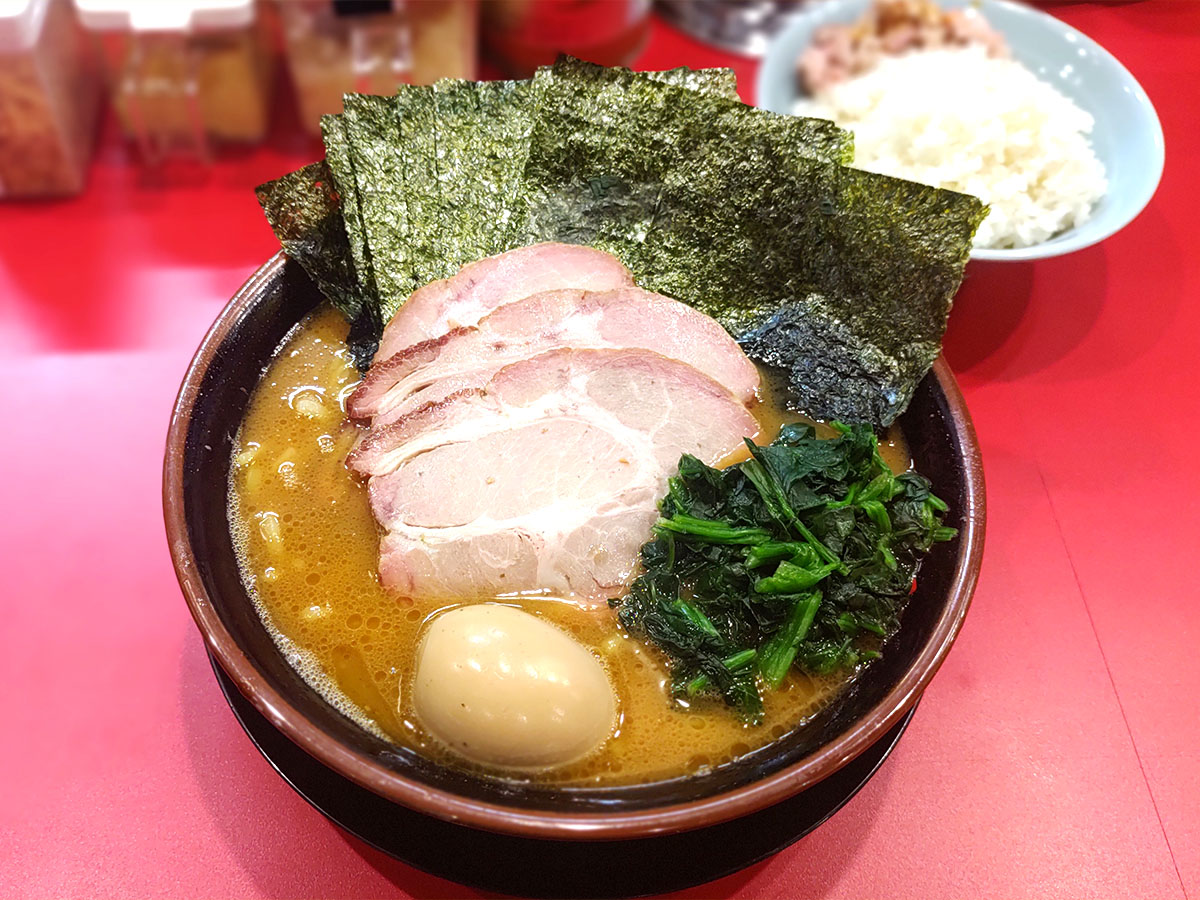 鬼道家のラーメン。大判チャーシュー、味玉、のり、ほうれん草が並ぶ王道スタイル。仙台で王道家直系の味を再現した一杯。