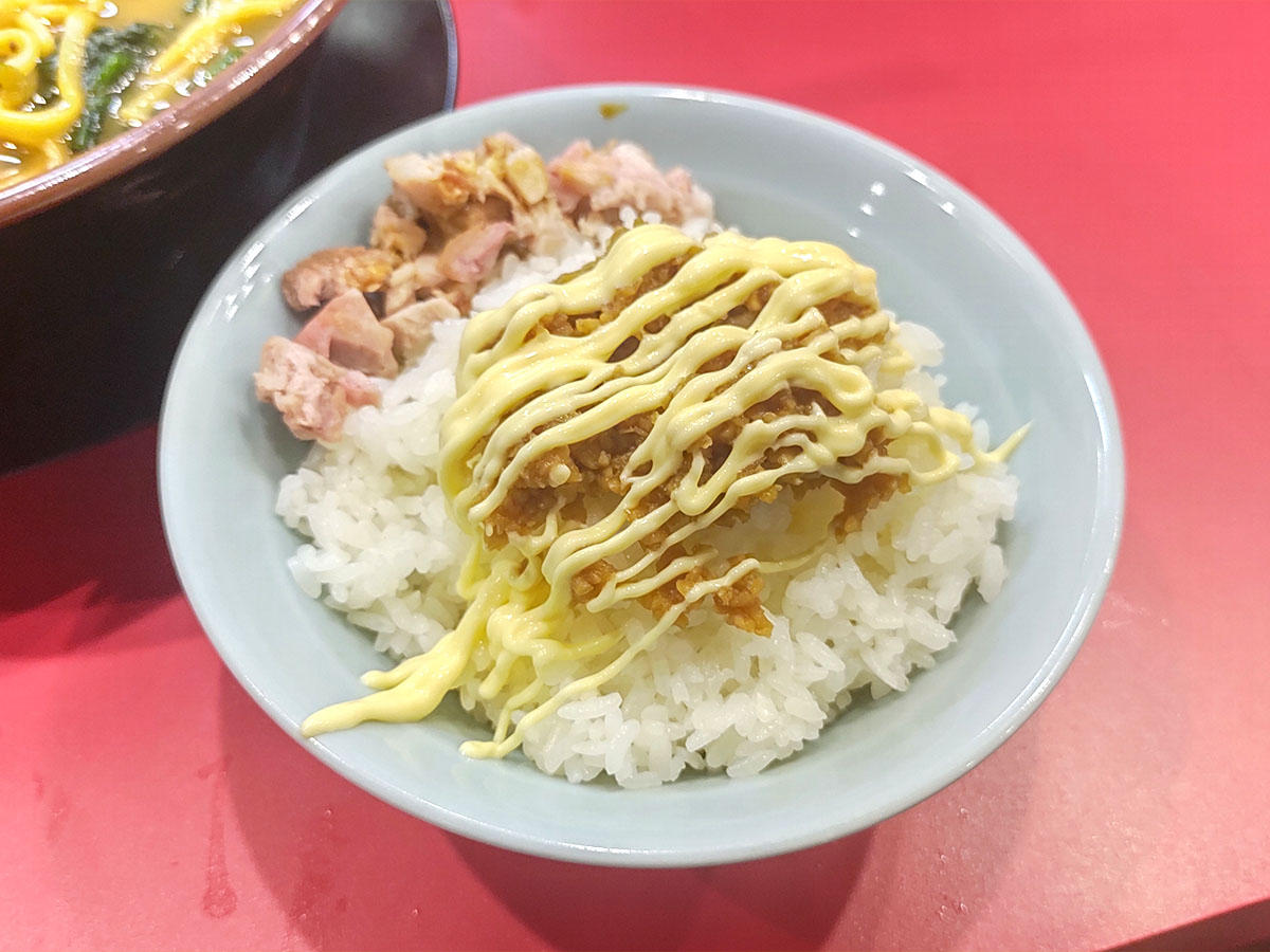 香ばしいチャーシューとマヨネーズの組み合わせがクセになる、ライス必須の一品。