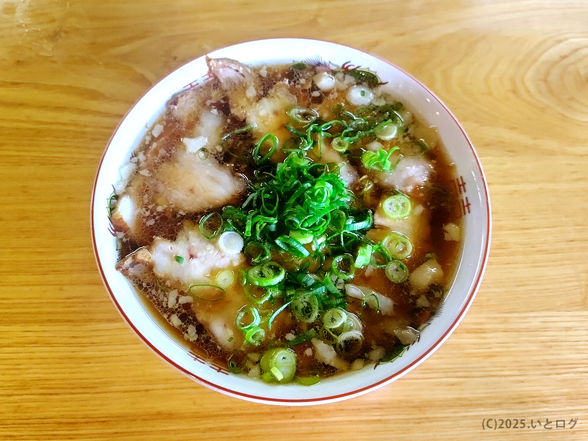 きいろの醤油ラーメン。ねぎと背脂がスープ表面を彩る、岐阜県岐南町でおすすめの一杯。