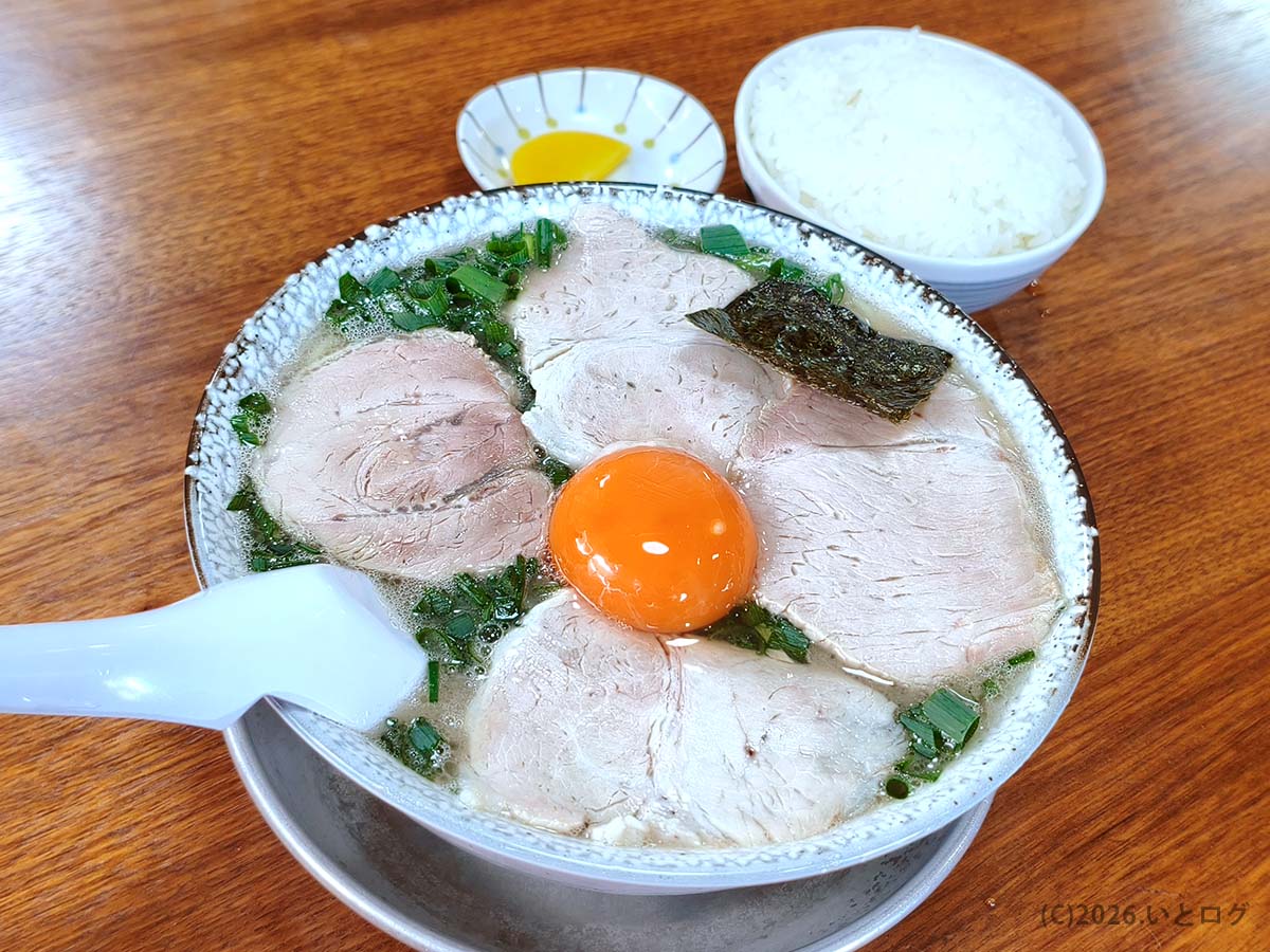 幸陽閣 ラーメン 佐賀のチャーシューメンを上から撮影 生卵とチャーシューが並ぶ人気メニュー