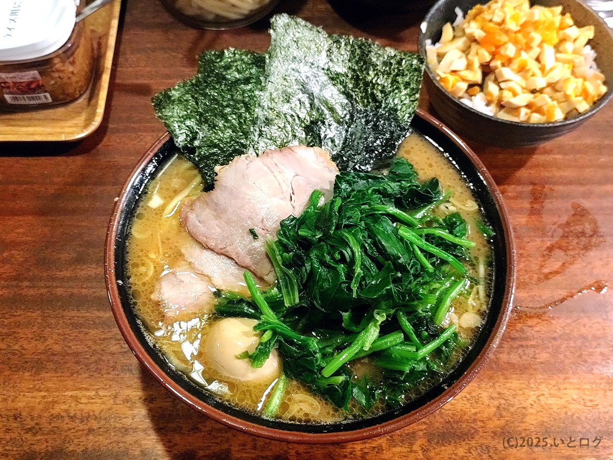 相模大野の家系ラーメン クックらのラーメン。大判チャーシューとたっぷりのほうれん草、海苔がのった濃厚豚骨醤油スープ。