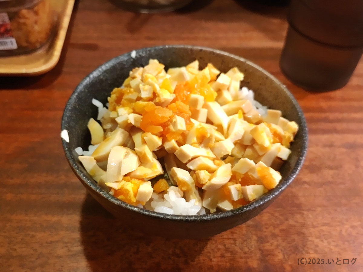クックらの人気サイドメニュー「玉子まぶしご飯」。刻んだ味玉を白米にのせた一品で、濃厚ラーメンとの相性抜群。