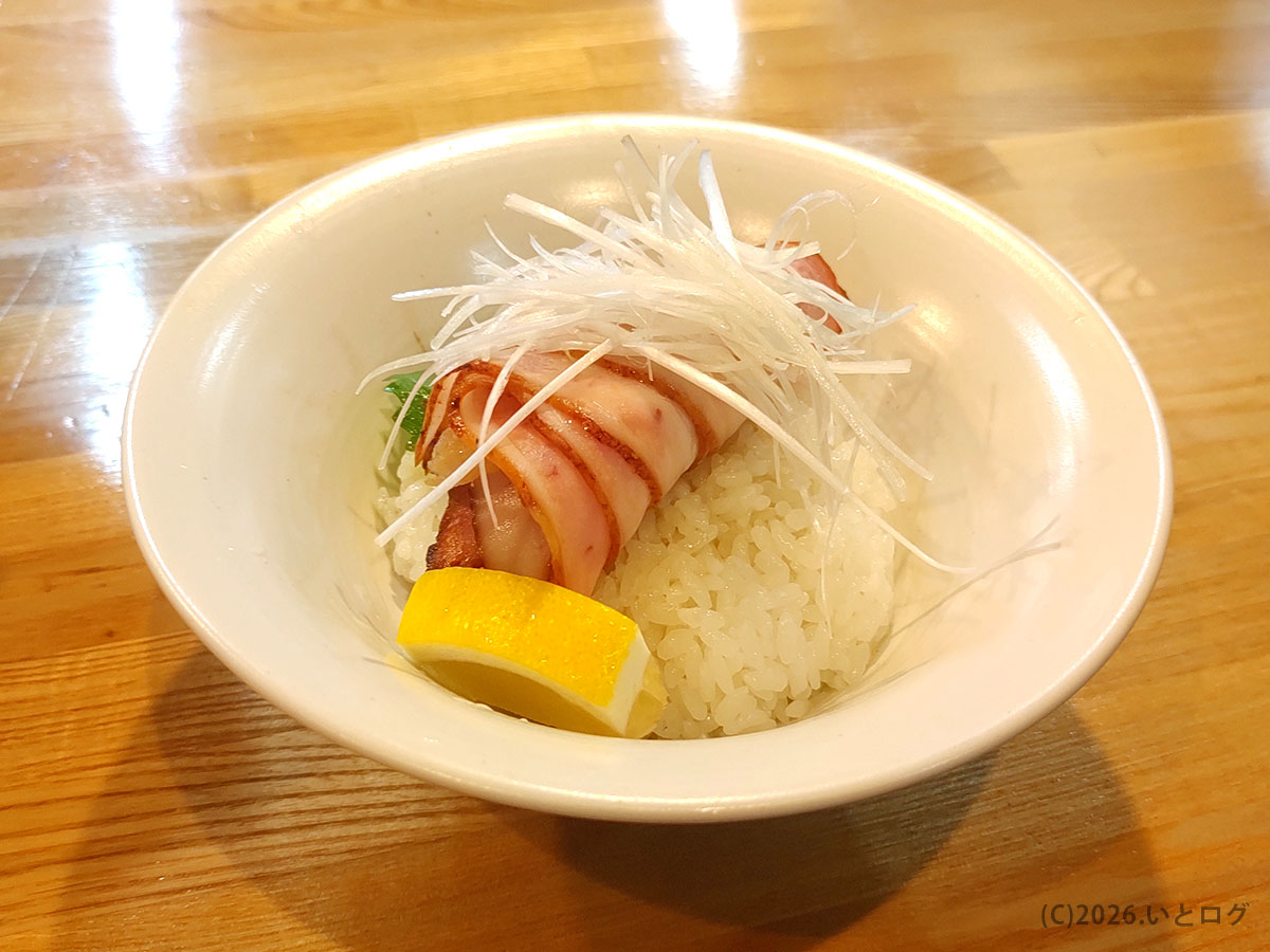 自家製麺 くろ松 の肉ごはん。自家製麺 黒松で注文できるサイドメニュー