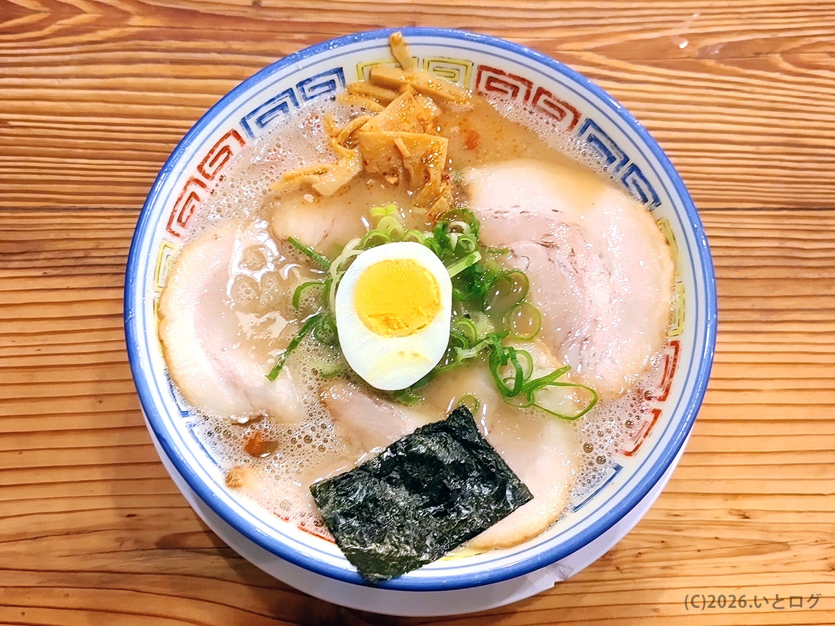 久留米とんこつラーメン松山分校のラーメンを上から撮影。チャーシューや玉子が並ぶとんこつラーメン
