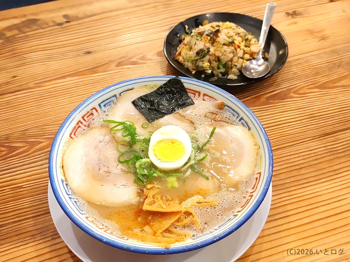 久留米とんこつラーメン松山分校のラーメンと焼き飯のセット。松山で満足感の高いとんこつラーメン定食