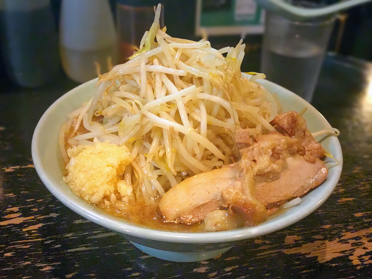 ラーメンマシンガン秋田店のラーメン。うまいと評判の二郎系スタイルの一杯