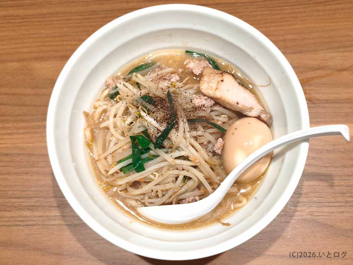 甲府市の町中華ダイニング蒔季彩で提供される味噌ラーメン。もやしやニラ、チャーシュー、味玉を盛り付けた一杯