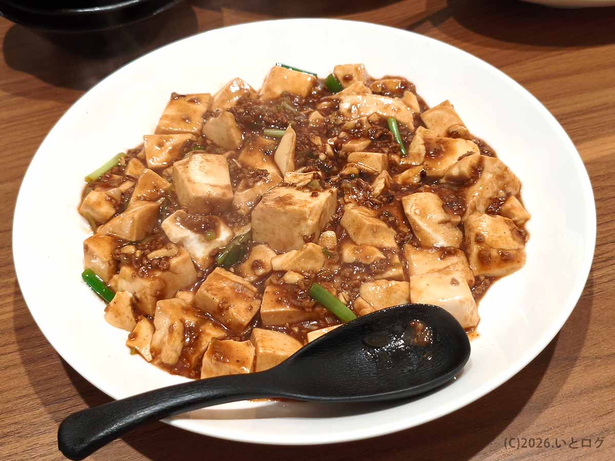 甲府市の町中華ダイニング蒔季彩で提供される本格麻婆豆腐。豆腐とひき肉を濃厚な餡で仕上げた一皿