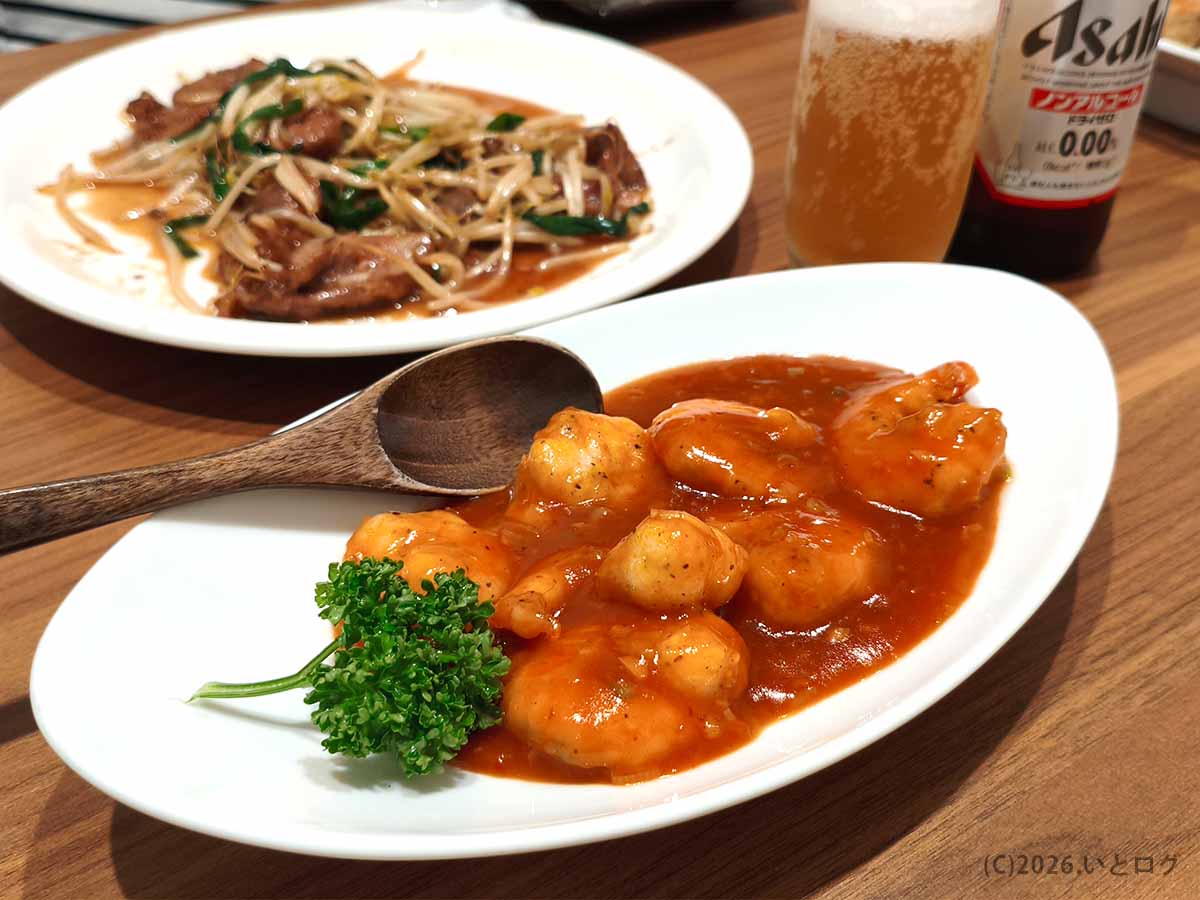 甲府市の町中華ダイニング蒔季彩のエビチリとレバニラ。人気の中華料理を卓上に並べた様子