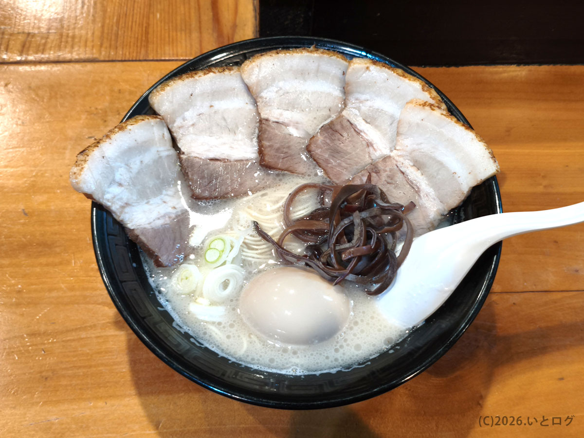 万力屋 山梨店のチャーシューたっぷりラーメン。山梨市 ラーメンの中でも存在感ある一杯