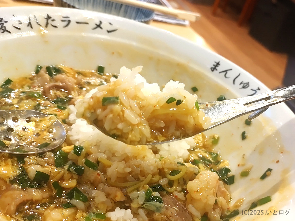 ジャン麺の残り汁に白ごはんを投入した“追い飯”シーン。餡・ネギ・麺が絡み、スプーンですくえば香りまで立つ〈ジャン麺 高知/まんしゅう 高知県〉