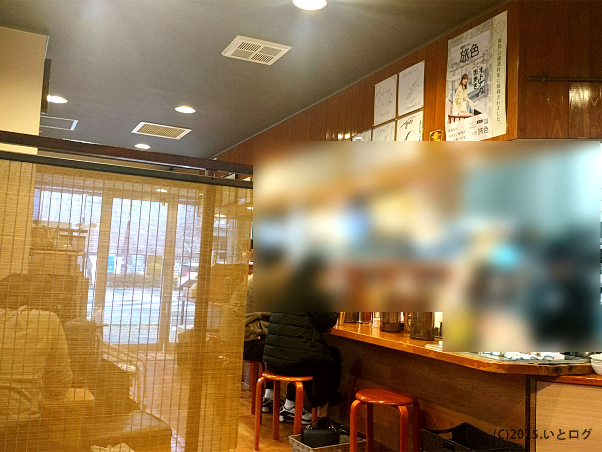 まんしゅう 高知 本店の店内風景。竹簾で仕切られたテーブル席とカウンター、壁一面のサイン色紙が老舗感を演出(イオン高知テイクアウト店とは対照的な〈まんしゅう 店舗/西中島にも姉妹店〉)