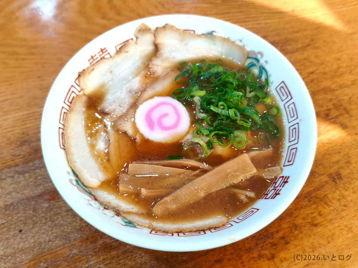 丸三 和歌山ラーメンの中華そば　チャーシュー・ネギ・ナルトがのる和歌山中華そばの一杯