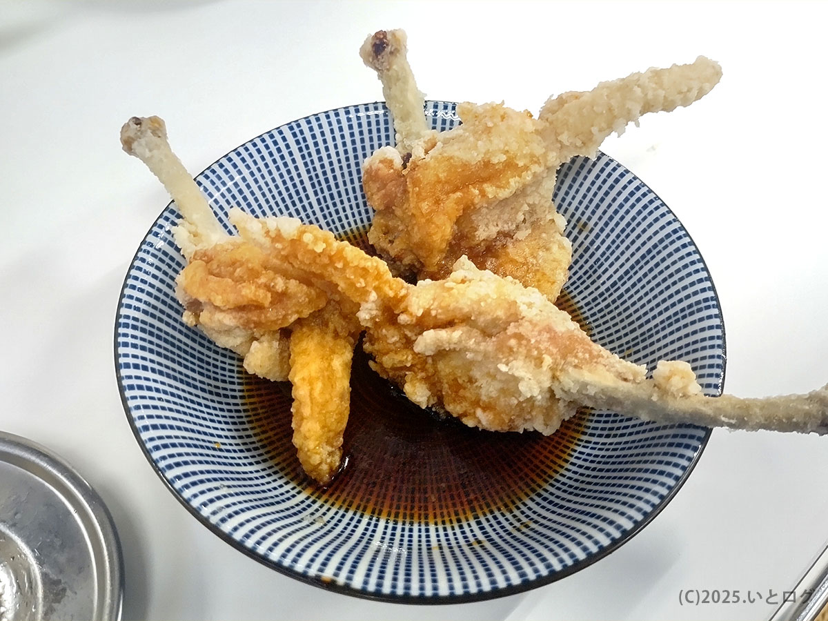 手羽先のような形の鶏唐揚げがタレに浸った一皿。カリッとした衣とジューシーな肉が楽しめる、仙台の丸昌らしいボリュームおつまみ
